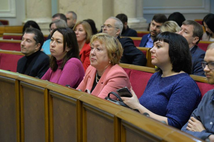 Парламентські слухання на тему: «Пріоритети екологічної політики Верховної Ради України на наступні п'ять років» 

Заступник Голови Верховної Ради України Олена Кондратюк відкриваючи парламентські слухання на тему: «Пріоритети екологічної політики Верховної Ради України на наступні п'ять років», зазначила, що попередні слухання проводилися у 2018 році і на них обговорювалися реалізації в Україні міжнародних документів щодо запобігання змінам клімату.

Слухання ініційовані Комітетом Верховної Ради України з питань екологічної політики та природокористування.

Головуюча запросила до доповіді Міністра енергетики та захисту довкілля України Олексія Оржеля (KLM_3938, 54). Міністр звернув увагу, що Україна знаходиться у світовому тренді, створивши нове міністерство. 
«Сьогодні є пріоритезація питань захисту від негативних кліматичних змін, а також питання енергоефективності», - сказав Олексій Оржель.
