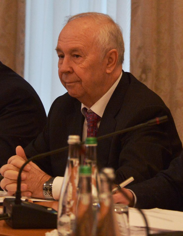 У Комітеті Верховної Ради України з питань інтеграції України з ЄС  проводиться «круглий стіл» на тему: «Євроінтеграція + реінтеграція Донбасу = формула успіху України».
До участі у засіданні запрошені представники неурядових організацій, органів влади, міжнародних організацій, посольств, міжнародних місій та засобів масової інформації.

На порядку денному обговорення питання щодо об’єднання зусиль усіх гілок влади в Україні з міжнародними та неурядовими організаціями задля успішного відновлення миру, реінтеграції Донбасу та інтеграції України до Європейського Союзу. Володимир Рибак український політик
