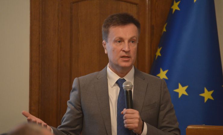 У Комітеті Верховної Ради України з питань інтеграції України з ЄС  проводиться «круглий стіл» на тему: «Євроінтеграція + реінтеграція Донбасу = формула успіху України».
До участі у засіданні запрошені представники неурядових організацій, органів влади, міжнародних організацій, посольств, міжнародних місій та засобів масової інформації.

На порядку денному обговорення питання щодо об’єднання зусиль усіх гілок влади в Україні з міжнародними та неурядовими організаціями задля успішного відновлення миру, реінтеграції Донбасу та інтеграції України до Європейського Союзу. Валентин Наливайченко секретар Комітету ВРУ  з питань інтеграції України з ЄС  
