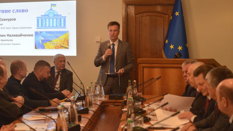 У Комітеті Верховної Ради України з питань інтеграції України з ЄС  проводиться «круглий стіл» на тему: «Євроінтеграція + реінтеграція Донбасу = формула успіху України».
До участі у засіданні запрошені представники неурядових організацій, органів влади, міжнародних організацій, посольств, міжнародних місій та засобів масової інформації.

На порядку денному обговорення питання щодо об’єднання зусиль усіх гілок влади в Україні з міжнародними та неурядовими організаціями задля успішного відновлення миру, реінтеграції Донбасу та інтеграції України до Європейського Союзу. Юрій Єхануров професор університету ім. Т.Шевченко, Валентин Наливайченко секретар Комітету ВРУ  з питань інтеграції України з ЄС  

