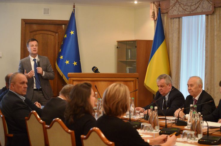 У Комітеті Верховної Ради України з питань інтеграції України з ЄС  проводиться «круглий стіл» на тему: «Євроінтеграція + реінтеграція Донбасу = формула успіху України».
До участі у засіданні запрошені представники неурядових організацій, органів влади, міжнародних організацій, посольств, міжнародних місій та засобів масової інформації.

На порядку денному обговорення питання щодо об’єднання зусиль усіх гілок влади в Україні з міжнародними та неурядовими організаціями задля успішного відновлення миру, реінтеграції Донбасу та інтеграції України до Європейського Союзу. Валентин Наливайченко секретар Комітету ВРУ  з питань інтеграції України з ЄС  
