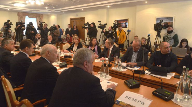 У Комітеті Верховної Ради України з питань інтеграції України з ЄС  проводиться «круглий стіл» на тему: «Євроінтеграція + реінтеграція Донбасу = формула успіху України».
До участі у засіданні запрошені представники неурядових організацій, органів влади, міжнародних організацій, посольств, міжнародних місій та засобів масової інформації.

На порядку денному обговорення питання щодо об’єднання зусиль усіх гілок влади в Україні з міжнародними та неурядовими організаціями задля успішного відновлення миру, реінтеграції Донбасу та інтеграції України до Європейського Союзу.
