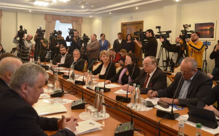 У Комітеті Верховної Ради України з питань інтеграції України з ЄС  проводиться «круглий стіл» на тему: «Євроінтеграція + реінтеграція Донбасу = формула успіху України».
До участі у засіданні запрошені представники неурядових організацій, органів влади, міжнародних організацій, посольств, міжнародних місій та засобів масової інформації.

На порядку денному обговорення питання щодо об’єднання зусиль усіх гілок влади в Україні з міжнародними та неурядовими організаціями задля успішного відновлення миру, реінтеграції Донбасу та інтеграції України до Європейського Союзу.
