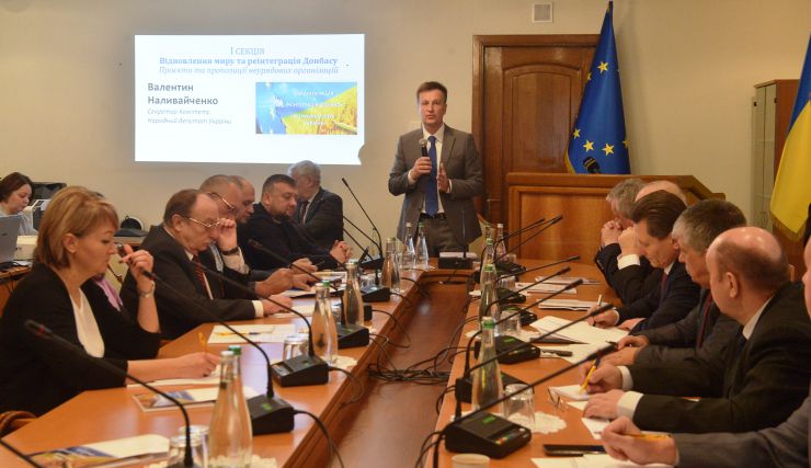 У Комітеті Верховної Ради України з питань інтеграції України з ЄС  проводиться «круглий стіл» на тему: «Євроінтеграція + реінтеграція Донбасу = формула успіху України».
До участі у засіданні запрошені представники неурядових організацій, органів влади, міжнародних організацій, посольств, міжнародних місій та засобів масової інформації.

На порядку денному обговорення питання щодо об’єднання зусиль усіх гілок влади в Україні з міжнародними та неурядовими організаціями задля успішного відновлення миру, реінтеграції Донбасу та інтеграції України до Європейського Союзу. Валентин Наливайченко секретар Комітету ВРУ  з питань інтеграції України з ЄС  
