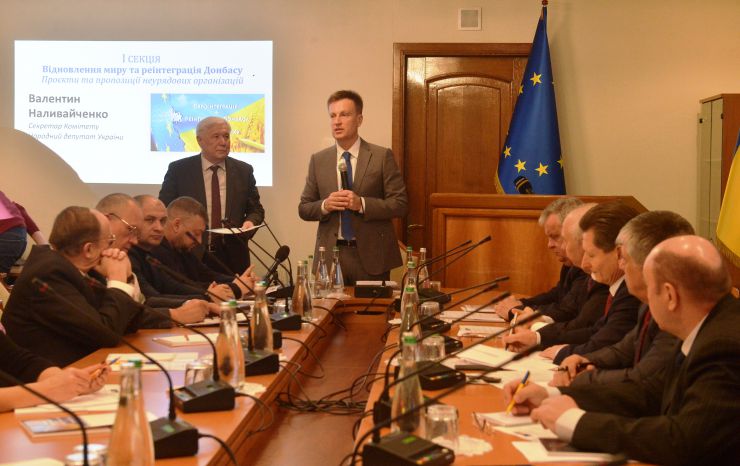 У Комітеті Верховної Ради України з питань інтеграції України з ЄС  проводиться «круглий стіл» на тему: «Євроінтеграція + реінтеграція Донбасу = формула успіху України».
До участі у засіданні запрошені представники неурядових організацій, органів влади, міжнародних організацій, посольств, міжнародних місій та засобів масової інформації.

На порядку денному обговорення питання щодо об’єднання зусиль усіх гілок влади в Україні з міжнародними та неурядовими організаціями задля успішного відновлення миру, реінтеграції Донбасу та інтеграції України до Європейського Союзу. Юрій Єхануров професор університету ім. Т.Шевченко, Валентин Наливайченко секретар Комітету ВРУ  з питань інтеграції України з ЄС  
