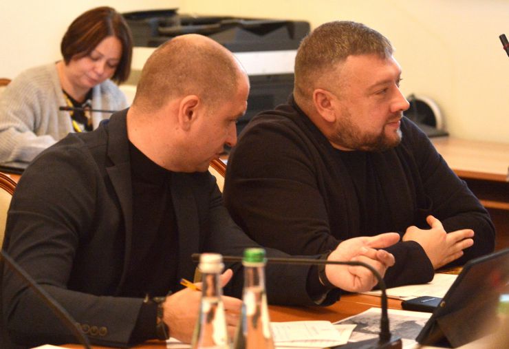 У Комітеті Верховної Ради України з питань інтеграції України з ЄС  проводиться «круглий стіл» на тему: «Євроінтеграція + реінтеграція Донбасу = формула успіху України».
До участі у засіданні запрошені представники неурядових організацій, органів влади, міжнародних організацій, посольств, міжнародних місій та засобів масової інформації.

На порядку денному обговорення питання щодо об’єднання зусиль усіх гілок влади в Україні з міжнародними та неурядовими організаціями задля успішного відновлення миру, реінтеграції Донбасу та інтеграції України до Європейського Союзу. Н.д. України Дмитро Любота Олексій Кузнєцов 
