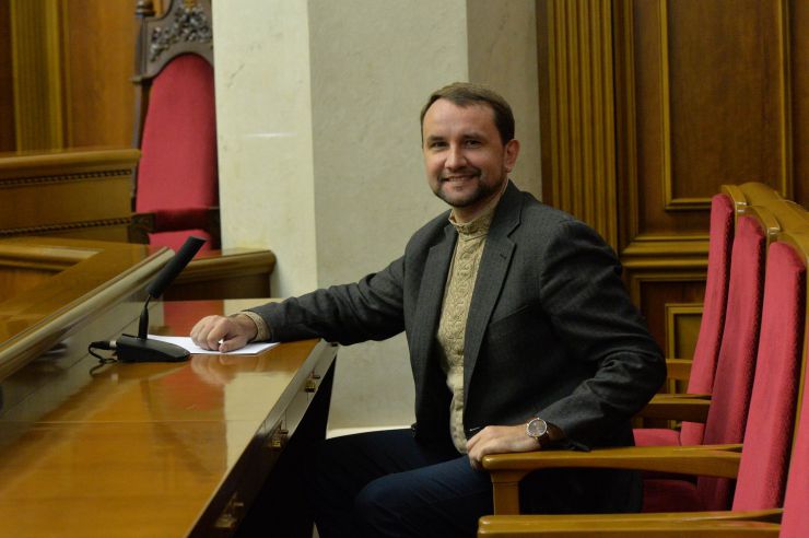 Пленарне засідання Верховної Ради України. Головуючий повідомив, що 14 листопада 2019 року Центральна виборча комісія зареєструвала народного депутата України, обраного на позачергових виборах народних депутатів України 21 липня 2019 р. в загальнодержавному багатомандатному виборчому окрузі, В’ятровича Володимира Михайловича, по виборчому списку політичної партії «Європейська солідарність». 
Народні депутати продовжують розгляд правок до проекту Закону про внесення змін до Закону України 