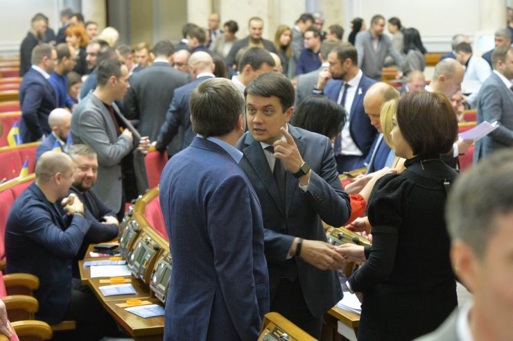 Пленарне засідання Верховної Ради України. Головуючий повідомив, що 14 листопада 2019 року Центральна виборча комісія зареєструвала народного депутата України, обраного на позачергових виборах народних депутатів України 21 липня 2019 р. в загальнодержавному багатомандатному виборчому окрузі, В’ятровича Володимира Михайловича, по виборчому списку політичної партії «Європейська солідарність». 
Народні депутати продовжують розгляд правок до проекту Закону про внесення змін до Закону України 
