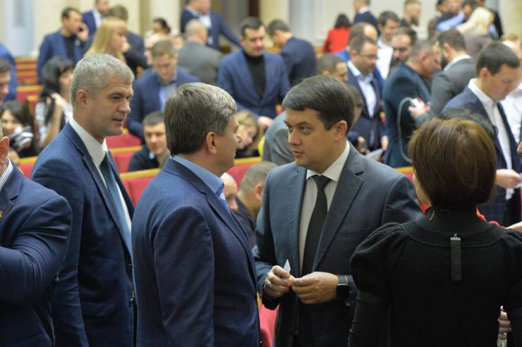 Пленарне засідання Верховної Ради України. Головуючий повідомив, що 14 листопада 2019 року Центральна виборча комісія зареєструвала народного депутата України, обраного на позачергових виборах народних депутатів України 21 липня 2019 р. в загальнодержавному багатомандатному виборчому окрузі, В’ятровича Володимира Михайловича, по виборчому списку політичної партії «Європейська солідарність». 
Народні депутати продовжують розгляд правок до проекту Закону про внесення змін до Закону України 