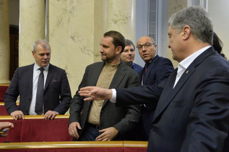Пленарне засідання Верховної Ради України. Головуючий повідомив, що 14 листопада 2019 року Центральна виборча комісія зареєструвала народного депутата України, обраного на позачергових виборах народних депутатів України 21 липня 2019 р. в загальнодержавному багатомандатному виборчому окрузі, В’ятровича Володимира Михайловича, по виборчому списку політичної партії «Європейська солідарність». 
Народні депутати продовжують розгляд правок до проекту Закону про внесення змін до Закону України 