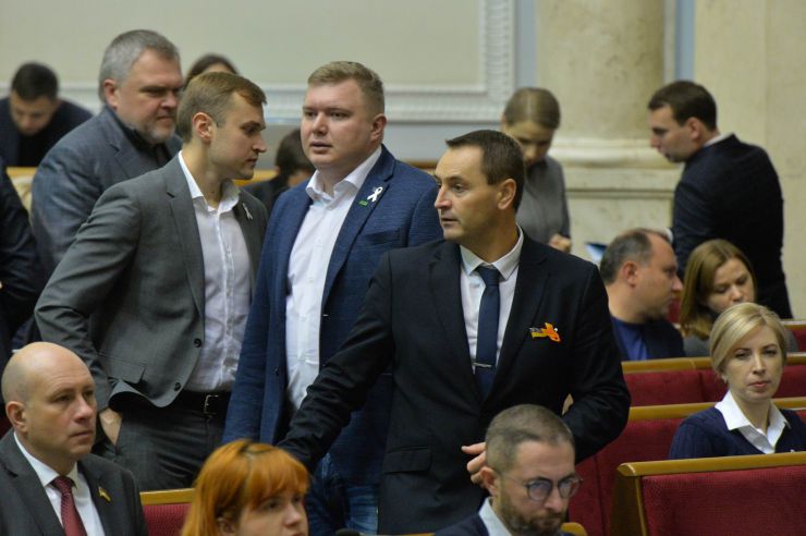 Пленарне засідання Верховної Ради України. Головуючий повідомив, що 14 листопада 2019 року Центральна виборча комісія зареєструвала народного депутата України, обраного на позачергових виборах народних депутатів України 21 липня 2019 р. в загальнодержавному багатомандатному виборчому окрузі, В’ятровича Володимира Михайловича, по виборчому списку політичної партії «Європейська солідарність». 
Народні депутати продовжують розгляд правок до проекту Закону про внесення змін до Закону України 