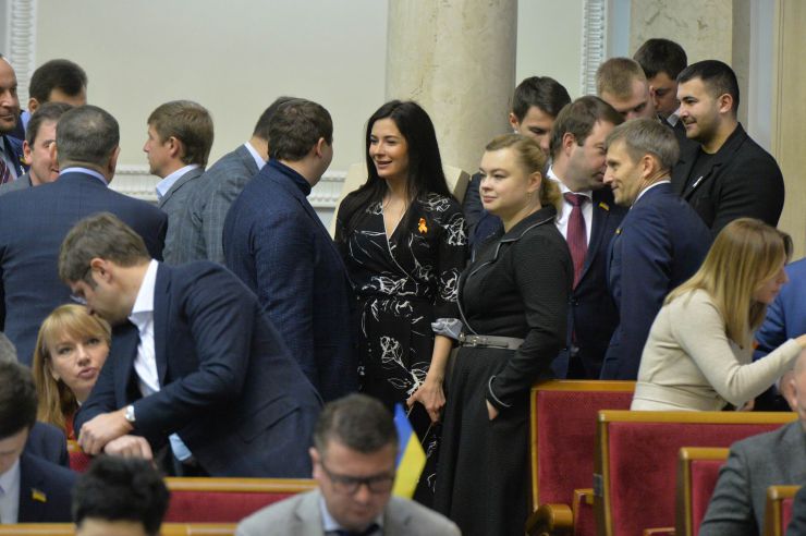 Пленарне засідання Верховної Ради України. Головуючий повідомив, що 14 листопада 2019 року Центральна виборча комісія зареєструвала народного депутата України, обраного на позачергових виборах народних депутатів України 21 липня 2019 р. в загальнодержавному багатомандатному виборчому окрузі, В’ятровича Володимира Михайловича, по виборчому списку політичної партії «Європейська солідарність». 
Народні депутати продовжують розгляд правок до проекту Закону про внесення змін до Закону України 