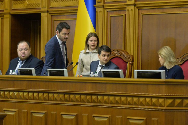 Пленарне засідання Верховної Ради України. Головуючий повідомив, що 14 листопада 2019 року Центральна виборча комісія зареєструвала народного депутата України, обраного на позачергових виборах народних депутатів України 21 липня 2019 р. в загальнодержавному багатомандатному виборчому окрузі, В’ятровича Володимира Михайловича, по виборчому списку політичної партії «Європейська солідарність». 
Народні депутати продовжують розгляд правок до проекту Закону про внесення змін до Закону України 