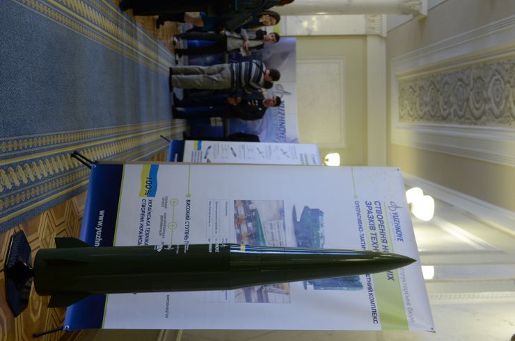 Голова Верховної Ради України Дмитро Разумков взяв участь у відкритті До Дня Збройних сил України у Верховній Раді  виставки «Новітнє озброєння розробки КБ «Південне»