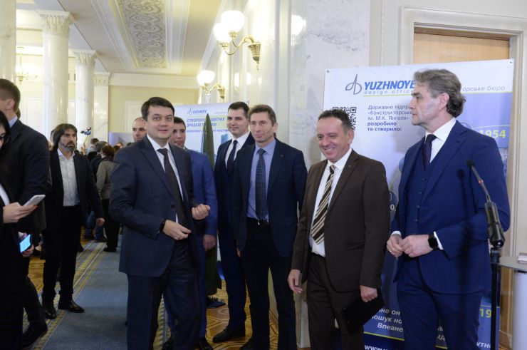 Голова Верховної Ради України Дмитро Разумков взяв участь у відкритті До Дня Збройних сил України у Верховній Раді  виставки «Новітнє озброєння розробки КБ «Південне»