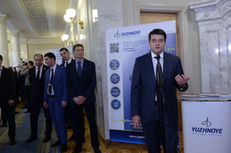 Голова Верховної Ради України Дмитро Разумков взяв участь у відкритті До Дня Збройних сил України у Верховній Раді  виставки «Новітнє озброєння розробки КБ «Південне»