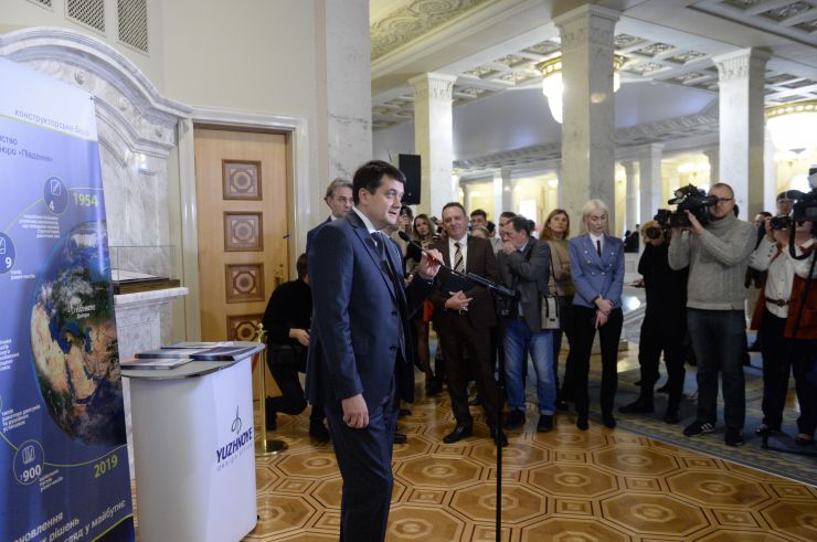 Голова Верховної Ради України Дмитро Разумков взяв участь у відкритті До Дня Збройних сил України у Верховній Раді  виставки «Новітнє озброєння розробки КБ «Південне»