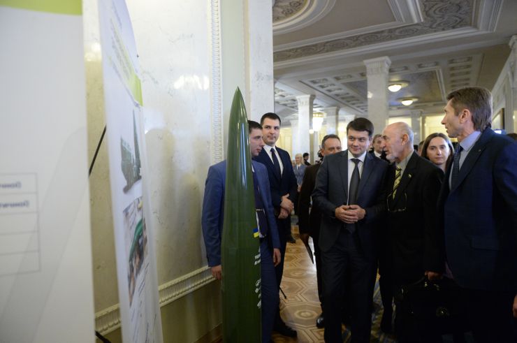Голова Верховної Ради України Дмитро Разумков взяв участь у відкритті До Дня Збройних сил України у Верховній Раді  виставки «Новітнє озброєння розробки КБ «Південне»