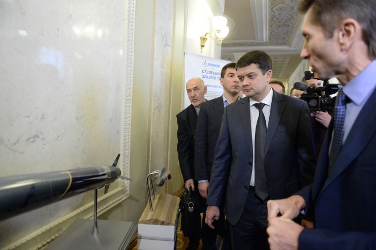Голова Верховної Ради України Дмитро Разумков взяв участь у відкритті До Дня Збройних сил України у Верховній Раді  виставки «Новітнє озброєння розробки КБ «Південне»