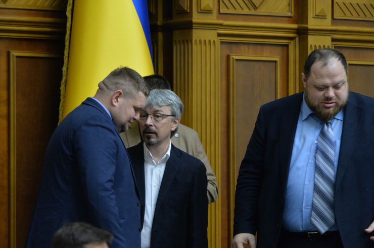 Пленарне засідання Верховної Ради України.

Голова Верховної Ради України Дмитро Разумков відкрив ранкове засідання. 
Головуючий зазначив, що учора під час пожежі в навчальному корпусі Одеського коледжу економіки, права та готельно-ресторанного бізнесу загинула одна людина, а місцезнаходження 14 не встановлено.
Народні депутати хвилиною мовчання вшанували пам’ять загиблої під час пожежі.
Головуючий оголосив до розгляду проект Закону про внесення змін до деяких законів України щодо стабілізації функціонування системи загальнообов'язкового державного соціального страхування №2275. Андрій Клочко СН,  Олександр Ткаченко СН, Руслан Стефанчук-1 заст Голови ВР
