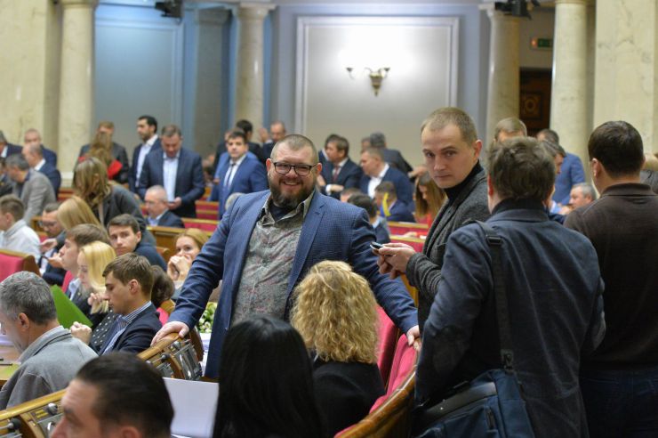 Пленарне засідання Верховної Ради України.

Голова Верховної Ради України Дмитро Разумков відкрив ранкове засідання. 
Головуючий зазначив, що учора під час пожежі в навчальному корпусі Одеського коледжу економіки, права та готельно-ресторанного бізнесу загинула одна людина, а місцезнаходження 14 не встановлено.
Народні депутати хвилиною мовчання вшанували пам’ять загиблої під час пожежі.
Головуючий оголосив до розгляду проект Закону про внесення змін до деяких законів України щодо стабілізації функціонування системи загальнообов'язкового державного соціального страхування №2275. СН, в центрі Микола Галушко СН
