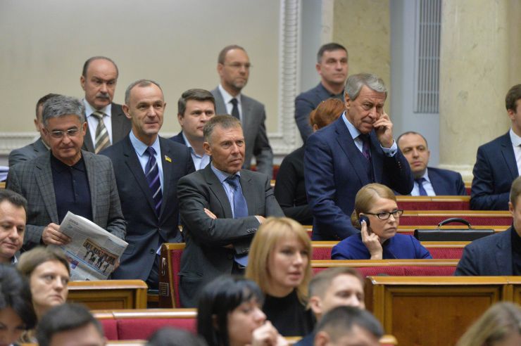 Пленарне засідання Верховної Ради України.

Голова Верховної Ради України Дмитро Разумков відкрив ранкове засідання. 
Головуючий зазначив, що учора під час пожежі в навчальному корпусі Одеського коледжу економіки, права та готельно-ресторанного бізнесу загинула одна людина, а місцезнаходження 14 не встановлено.
Народні депутати хвилиною мовчання вшанували пам’ять загиблої під час пожежі.
Головуючий оголосив до розгляду проект Закону про внесення змін до деяких законів України щодо стабілізації функціонування системи загальнообов'язкового державного соціального страхування №2275. Батьківщина: Кучер, Кожем'якін, Соболєв, Кириленко, Тимошенко
