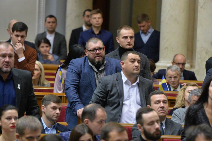 Пленарне засідання Верховної Ради України.

Голова Верховної Ради України Дмитро Разумков відкрив ранкове засідання. 
Головуючий зазначив, що учора під час пожежі в навчальному корпусі Одеського коледжу економіки, права та готельно-ресторанного бізнесу загинула одна людина, а місцезнаходження 14 не встановлено.
Народні депутати хвилиною мовчання вшанували пам’ять загиблої під час пожежі.
Головуючий оголосив до розгляду проект Закону про внесення змін до деяких законів України щодо стабілізації функціонування системи загальнообов'язкового державного соціального страхування №2275. СН, в центрі стоять - Микола Галушко,  Дмитро Притупень, Сергій Кузьміних,
