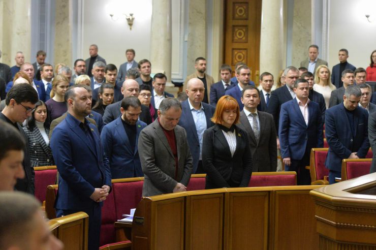 Пленарне засідання Верховної Ради України.

Голова Верховної Ради України Дмитро Разумков відкрив ранкове засідання. 
Головуючий зазначив, що учора під час пожежі в навчальному корпусі Одеського коледжу економіки, права та готельно-ресторанного бізнесу загинула одна людина, а місцезнаходження 14 не встановлено.
Народні депутати хвилиною мовчання вшанували пам’ять загиблої під час пожежі.
Головуючий оголосив до розгляду проект Закону про внесення змін до деяких законів України щодо стабілізації функціонування системи загальнообов'язкового державного соціального страхування №2275. Депутати СН, хвилина мовчання за жертвами пожежі в Одесі
