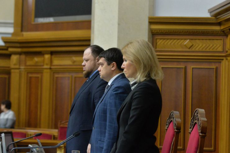 Пленарне засідання Верховної Ради України.

Голова Верховної Ради України Дмитро Разумков відкрив ранкове засідання. 
Головуючий зазначив, що учора під час пожежі в навчальному корпусі Одеського коледжу економіки, права та готельно-ресторанного бізнесу загинула одна людина, а місцезнаходження 14 не встановлено.
Народні депутати хвилиною мовчання вшанували пам’ять загиблої під час пожежі.
Головуючий оголосив до розгляду проект Закону про внесення змін до деяких законів України щодо стабілізації функціонування системи загальнообов'язкового державного соціального страхування №2275. Хвилина мовчання за жертвами пожежі в Одесі. Руслан Стефанчук, Дмитро Разумков, Олена Кондратюк

