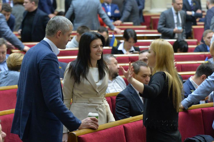 Пленарне засідання Верховної Ради України.

Голова Верховної Ради України Дмитро Разумков відкрив ранкове засідання. 
Головуючий зазначив, що учора під час пожежі в навчальному корпусі Одеського коледжу економіки, права та готельно-ресторанного бізнесу загинула одна людина, а місцезнаходження 14 не встановлено.
Народні депутати хвилиною мовчання вшанували пам’ять загиблої під час пожежі.
Головуючий оголосив до розгляду проект Закону про внесення змін до деяких законів України щодо стабілізації функціонування системи загальнообов'язкового державного соціального страхування №2275. Вячеслав  Рубльов, Олена Копанчук, 
