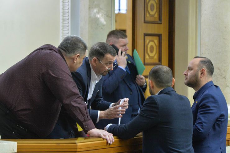 Пленарне засідання Верховної Ради України.

Голова Верховної Ради України Дмитро Разумков відкрив ранкове засідання. 
Головуючий зазначив, що учора під час пожежі в навчальному корпусі Одеського коледжу економіки, права та готельно-ресторанного бізнесу загинула одна людина, а місцезнаходження 14 не встановлено.
Народні депутати хвилиною мовчання вшанували пам’ять загиблої під час пожежі.
Головуючий оголосив до розгляду проект Закону про внесення змін до деяких законів України щодо стабілізації функціонування системи загальнообов'язкового державного соціального страхування №2275. В центрі Юрій Кісєль – всі СН, крайній справа – Ігор Нагулевський
