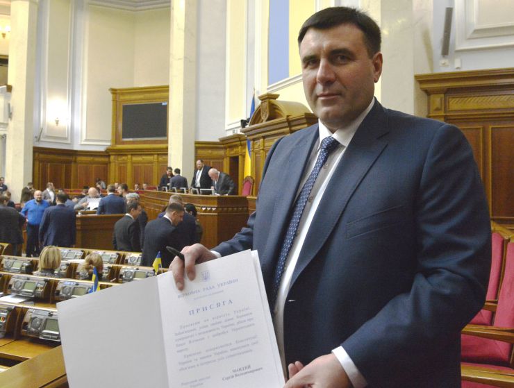 Пленарне засідання Верховної Ради України.
Народні депутати хвилиною мовчання вшанували пам'ять загиблих військовослужбовців і тих, хто не повернувся з війни.
Головуючий повідомив, що 5 грудня Центральна виборча комісія визнала обраним та зареєструвала народного депутата України, обраного на позачергових парламентських виборах 21 липня 2019 року в загальнодержавному багатомандатному виборчому окрузі, Мандзія Сергія Володимировича.
Новообраний народний депутат склав присягу перед Верховною Радою.

Головуючий нагадав, що у п’ятницю проводиться «година запитань до Уряду». У сесійній залі присутні Прем’єр-міністр Олексій Гончарук та члени Кабінету Міністрів. Головуючий запросив на трибуну для відповіді на запитання депутатських фракцій і народних депутатів Міністра фінансів Оксану Маркарову. Сергій Мандзій «Слуга народу» прийняв присягу

