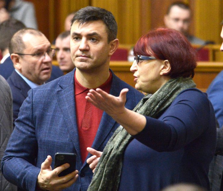 Пленарне засідання Верховної Ради України.
Народні депутати хвилиною мовчання вшанували пам'ять загиблих військовослужбовців і тих, хто не повернувся з війни.
Головуючий повідомив, що 5 грудня Центральна виборча комісія визнала обраним та зареєструвала народного депутата України, обраного на позачергових парламентських виборах 21 липня 2019 року в загальнодержавному багатомандатному виборчому окрузі, Мандзія Сергія Володимировича.
Новообраний народний депутат склав присягу перед Верховною Радою.

Головуючий нагадав, що у п’ятницю проводиться «година запитань до Уряду». У сесійній залі присутні Прем’єр-міністр Олексій Гончарук та члени Кабінету Міністрів. Головуючий запросив на трибуну для відповіді на запитання депутатських фракцій і народних депутатів Міністра фінансів Оксану Маркарову. Микола Тищенко СН Галина Третьякова СН
