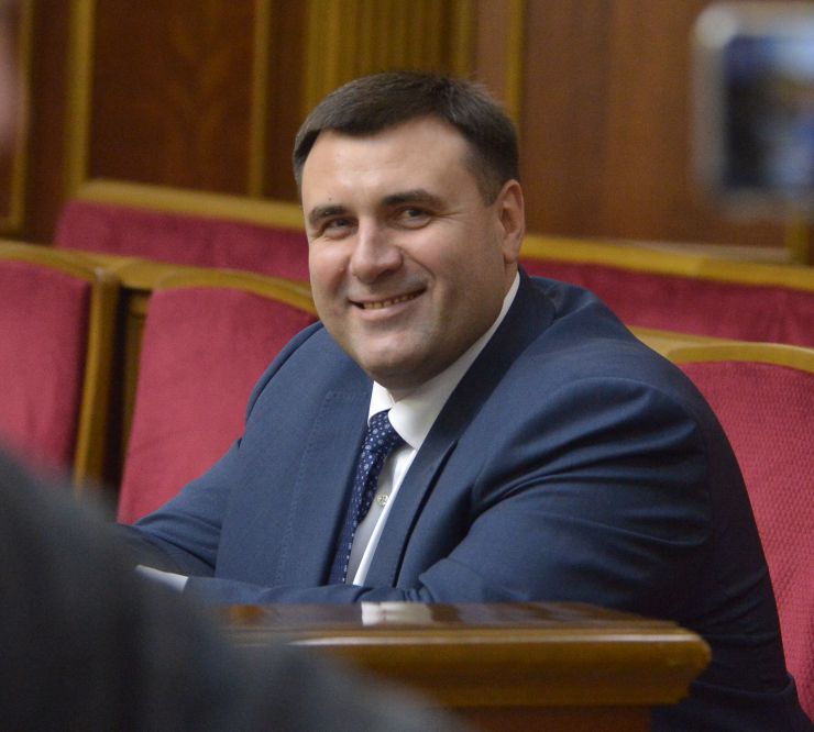 Пленарне засідання Верховної Ради України.
Народні депутати хвилиною мовчання вшанували пам'ять загиблих військовослужбовців і тих, хто не повернувся з війни.
Головуючий повідомив, що 5 грудня Центральна виборча комісія визнала обраним та зареєструвала народного депутата України, обраного на позачергових парламентських виборах 21 липня 2019 року в загальнодержавному багатомандатному виборчому окрузі, Мандзія Сергія Володимировича.
Новообраний народний депутат склав присягу перед Верховною Радою.

Головуючий нагадав, що у п’ятницю проводиться «година запитань до Уряду». У сесійній залі присутні Прем’єр-міністр Олексій Гончарук та члени Кабінету Міністрів. Головуючий запросив на трибуну для відповіді на запитання депутатських фракцій і народних депутатів Міністра фінансів Оксану Маркарову. Сергій Мандзій «Слуга народу» прийняв присягу
