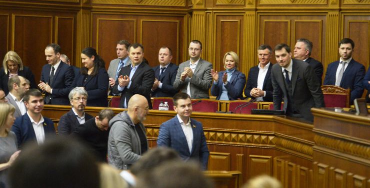 Пленарне засідання Верховної Ради України.
Народні депутати хвилиною мовчання вшанували пам'ять загиблих військовослужбовців і тих, хто не повернувся з війни.
Головуючий повідомив, що 5 грудня Центральна виборча комісія визнала обраним та зареєструвала народного депутата України, обраного на позачергових парламентських виборах 21 липня 2019 року в загальнодержавному багатомандатному виборчому окрузі, Мандзія Сергія Володимировича.
Новообраний народний депутат склав присягу перед Верховною Радою.

Головуючий нагадав, що у п’ятницю проводиться «година запитань до Уряду». У сесійній залі присутні Прем’єр-міністр Олексій Гончарук та члени Кабінету Міністрів. Головуючий запросив на трибуну для відповіді на запитання депутатських фракцій і народних депутатів Міністра фінансів Оксану Маркарову. Прем’єр-міністр України Олексій Гончарук 
