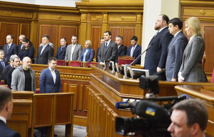 Пленарне засідання Верховної Ради України.
Народні депутати хвилиною мовчання вшанували пам'ять загиблих військовослужбовців і тих, хто не повернувся з війни.
Головуючий повідомив, що 5 грудня Центральна виборча комісія визнала обраним та зареєструвала народного депутата України, обраного на позачергових парламентських виборах 21 липня 2019 року в загальнодержавному багатомандатному виборчому окрузі, Мандзія Сергія Володимировича.
Новообраний народний депутат склав присягу перед Верховною Радою.

Головуючий нагадав, що у п’ятницю проводиться «година запитань до Уряду». У сесійній залі присутні Прем’єр-міністр Олексій Гончарук та члени Кабінету Міністрів. Головуючий запросив на трибуну для відповіді на запитання депутатських фракцій і народних депутатів Міністра фінансів Оксану Маркарову. Хвилина мовчання. Прем’єр-міністр України Олексій Гончарук , Стефанчук, Разумков, Кондратюк 
