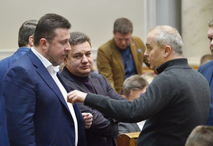 Пленарне засідання Верховної Ради України.
Народні депутати хвилиною мовчання вшанували пам'ять загиблих військовослужбовців і тих, хто не повернувся з війни.
Головуючий повідомив, що 5 грудня Центральна виборча комісія визнала обраним та зареєструвала народного депутата України, обраного на позачергових парламентських виборах 21 липня 2019 року в загальнодержавному багатомандатному виборчому окрузі, Мандзія Сергія Володимировича.
Новообраний народний депутат склав присягу перед Верховною Радою.

Головуючий нагадав, що у п’ятницю проводиться «година запитань до Уряду». У сесійній залі присутні Прем’єр-міністр Олексій Гончарук та члени Кабінету Міністрів. Головуючий запросив на трибуну для відповіді на запитання депутатських фракцій і народних депутатів Міністра фінансів Оксану Маркарову. Антон Яценко ЗА Віктор Бондар ЗА Нестор Шуфрич ОП 
