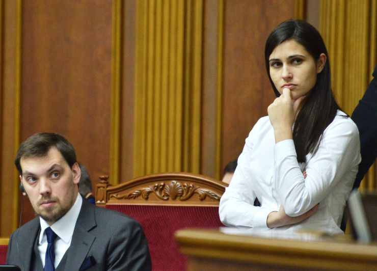 Пленарне засідання Верховної Ради України.
Народні депутати хвилиною мовчання вшанували пам'ять загиблих військовослужбовців і тих, хто не повернувся з війни.
Головуючий повідомив, що 5 грудня Центральна виборча комісія визнала обраним та зареєструвала народного депутата України, обраного на позачергових парламентських виборах 21 липня 2019 року в загальнодержавному багатомандатному виборчому окрузі, Мандзія Сергія Володимировича.
Новообраний народний депутат склав присягу перед Верховною Радою.

Головуючий нагадав, що у п’ятницю проводиться «година запитань до Уряду». У сесійній залі присутні Прем’єр-міністр Олексій Гончарук та члени Кабінету Міністрів. Головуючий запросив на трибуну для відповіді на запитання депутатських фракцій і народних депутатів Міністра фінансів Оксану Маркарову. Прем’єр-міністр України Олексій Гончарук Галина Янченко СН

