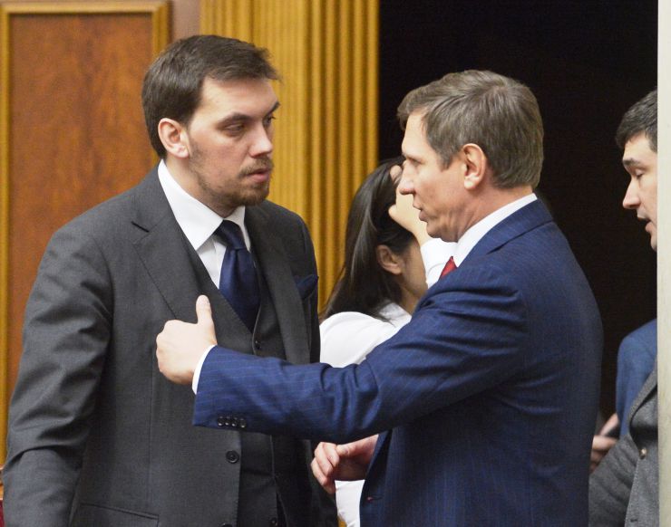 Пленарне засідання Верховної Ради України.
Народні депутати хвилиною мовчання вшанували пам'ять загиблих військовослужбовців і тих, хто не повернувся з війни.
Головуючий повідомив, що 5 грудня Центральна виборча комісія визнала обраним та зареєструвала народного депутата України, обраного на позачергових парламентських виборах 21 липня 2019 року в загальнодержавному багатомандатному виборчому окрузі, Мандзія Сергія Володимировича.
Новообраний народний депутат склав присягу перед Верховною Радою.

Головуючий нагадав, що у п’ятницю проводиться «година запитань до Уряду». У сесійній залі присутні Прем’єр-міністр Олексій Гончарук та члени Кабінету Міністрів. Головуючий запросив на трибуну для відповіді на запитання депутатських фракцій і народних депутатів Міністра фінансів Оксану Маркарову. Прем’єр-міністр України Олексій Гончарук Сергій Шахов ЗА
