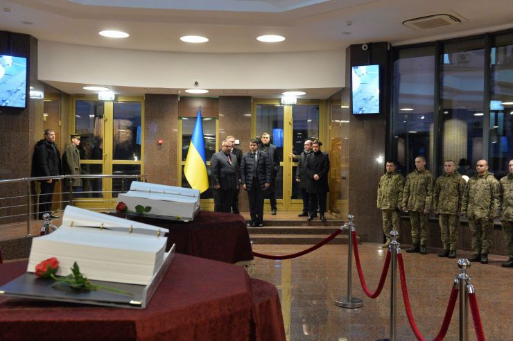 Голова Верховної Ради України Дмитро Разумков побував у меморіальному комплексі «Зала памяті» на території Міністерства оборони України.