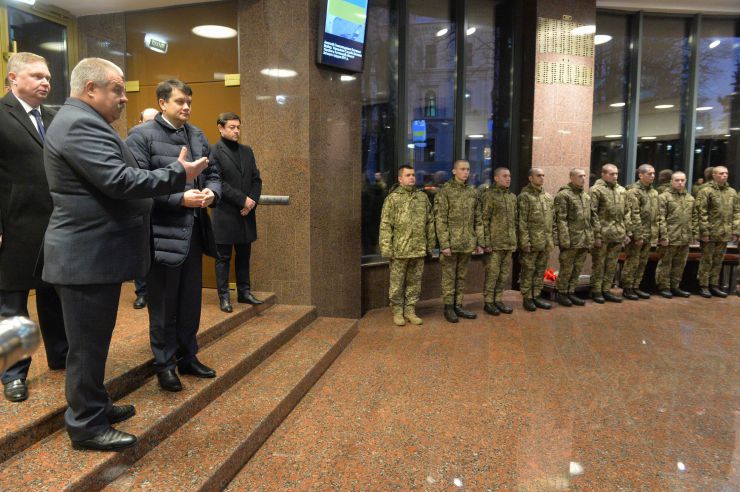 Голова Верховної Ради України Дмитро Разумков побував у меморіальному комплексі «Зала памяті» на території Міністерства оборони України.