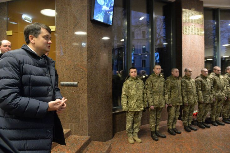 Голова Верховної Ради України Дмитро Разумков побував у меморіальному комплексі «Зала памяті» на території Міністерства оборони України.