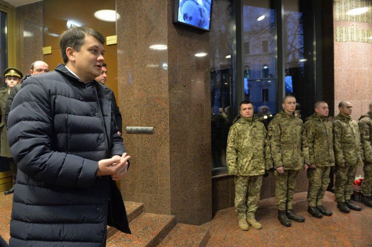 Голова Верховної Ради України Дмитро Разумков побував у меморіальному комплексі «Зала памяті» на території Міністерства оборони України.