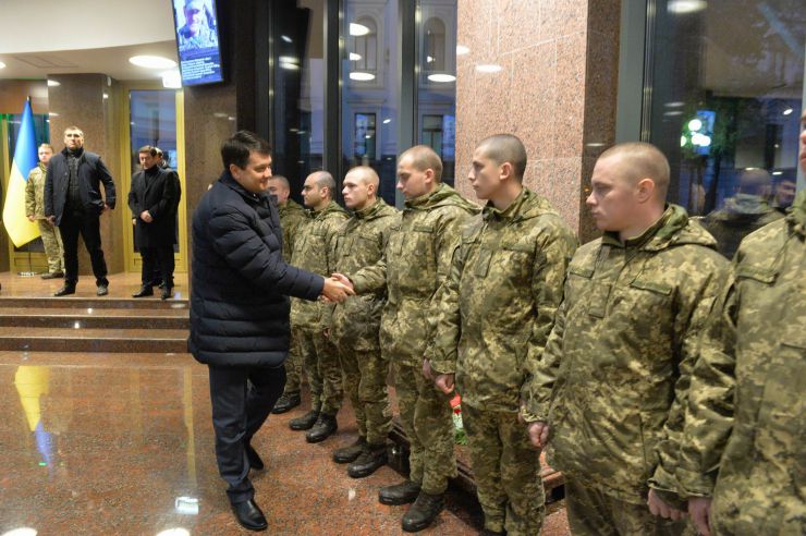 Голова Верховної Ради України Дмитро Разумков побував у меморіальному комплексі «Зала памяті» на території Міністерства оборони України.