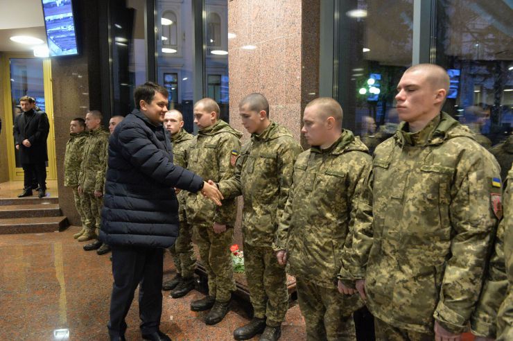 Голова Верховної Ради України Дмитро Разумков побував у меморіальному комплексі «Зала памяті» на території Міністерства оборони України.