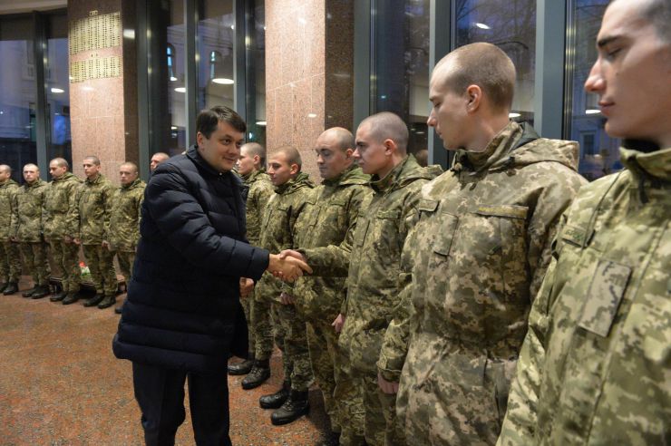 Голова Верховної Ради України Дмитро Разумков побував у меморіальному комплексі «Зала памяті» на території Міністерства оборони України.