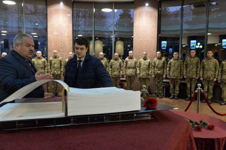 Голова Верховної Ради України Дмитро Разумков побував у меморіальному комплексі «Зала памяті» на території Міністерства оборони України.