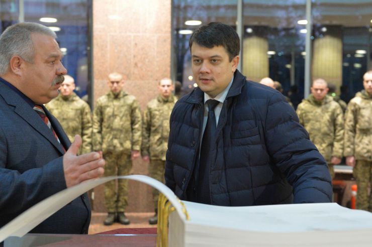 Голова Верховної Ради України Дмитро Разумков побував у меморіальному комплексі «Зала памяті» на території Міністерства оборони України.