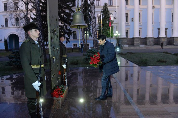 Голова Верховної Ради України Дмитро Разумков побував у меморіальному комплексі «Зала памяті» на території Міністерства оборони України.
