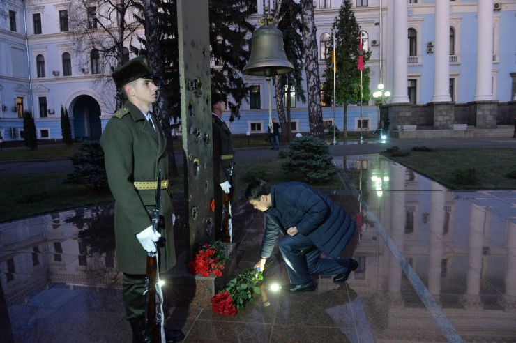 Голова Верховної Ради України Дмитро Разумков побував у меморіальному комплексі «Зала памяті» на території Міністерства оборони України.